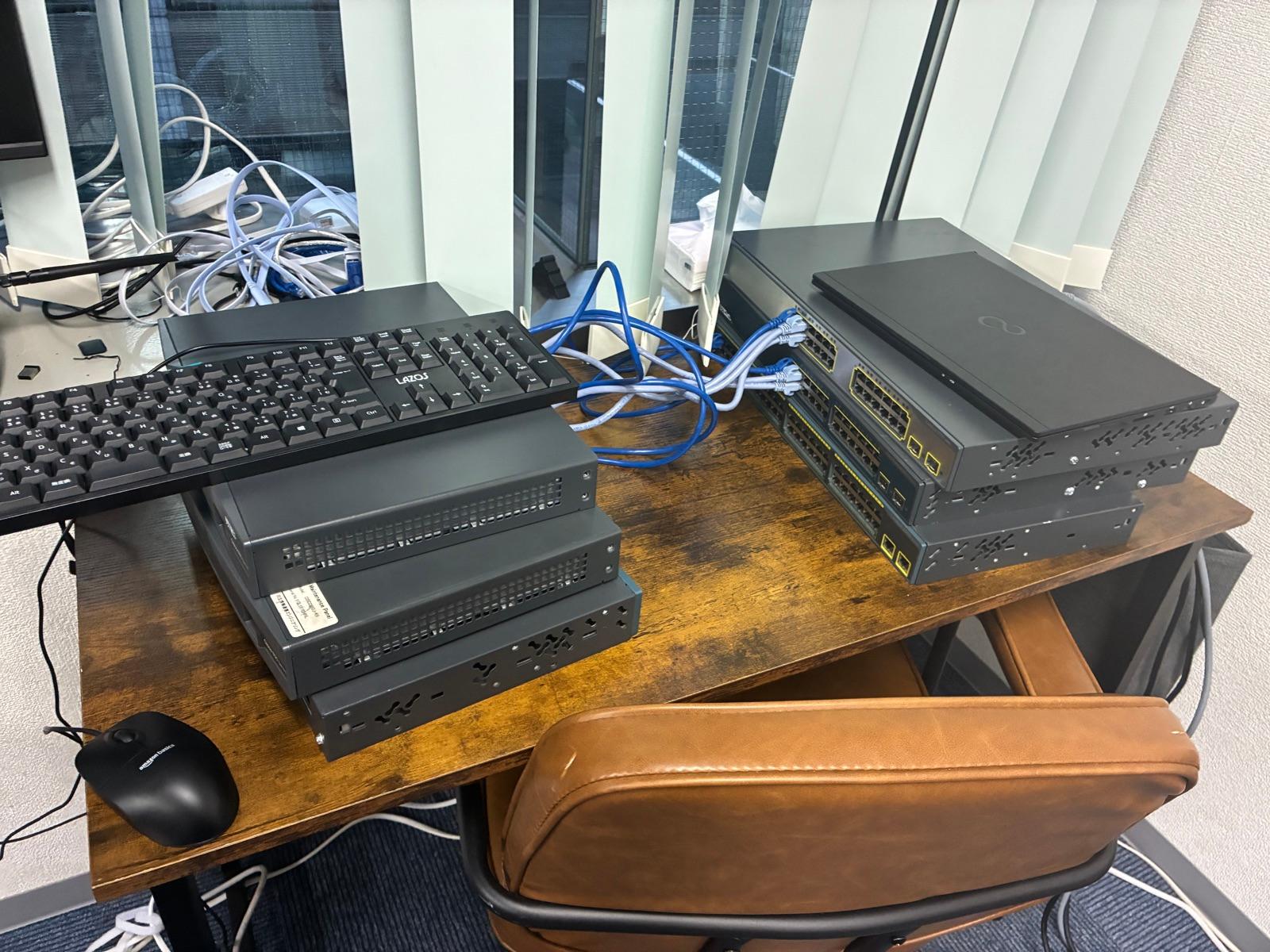 リプレース対象の機器。設定を投入して動作を確認する