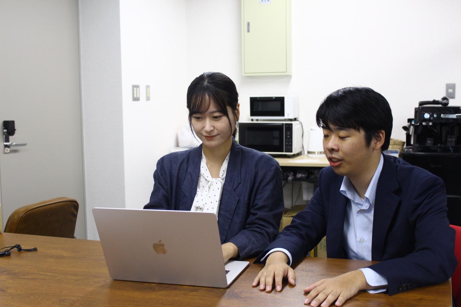 同じ現場の先輩と設定内容を確認する